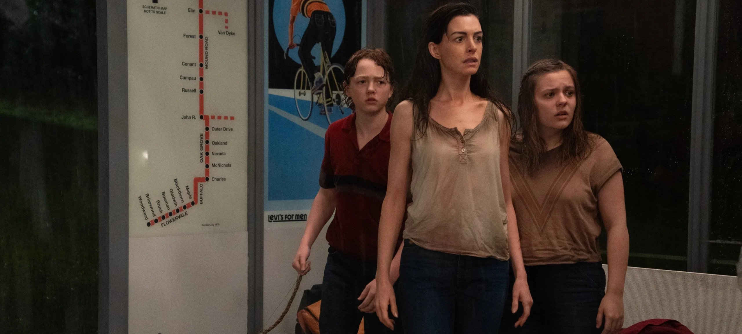Diretor e produtor destacam influência de Stephen King na nova aventura com dinossauros e estrelas como Anne Hathaway