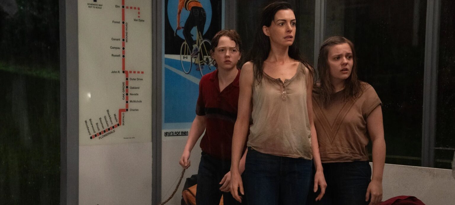 Diretor e produtor destacam influência de Stephen King na nova aventura com dinossauros e estrelas como Anne Hathaway