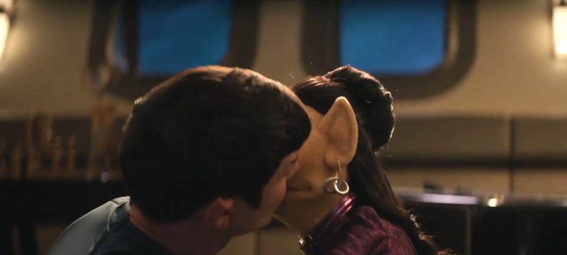 Ethan Peck revela detalhes sobre o beijo inusitado de Spock com boneca em Star Trek: Strange New Worlds