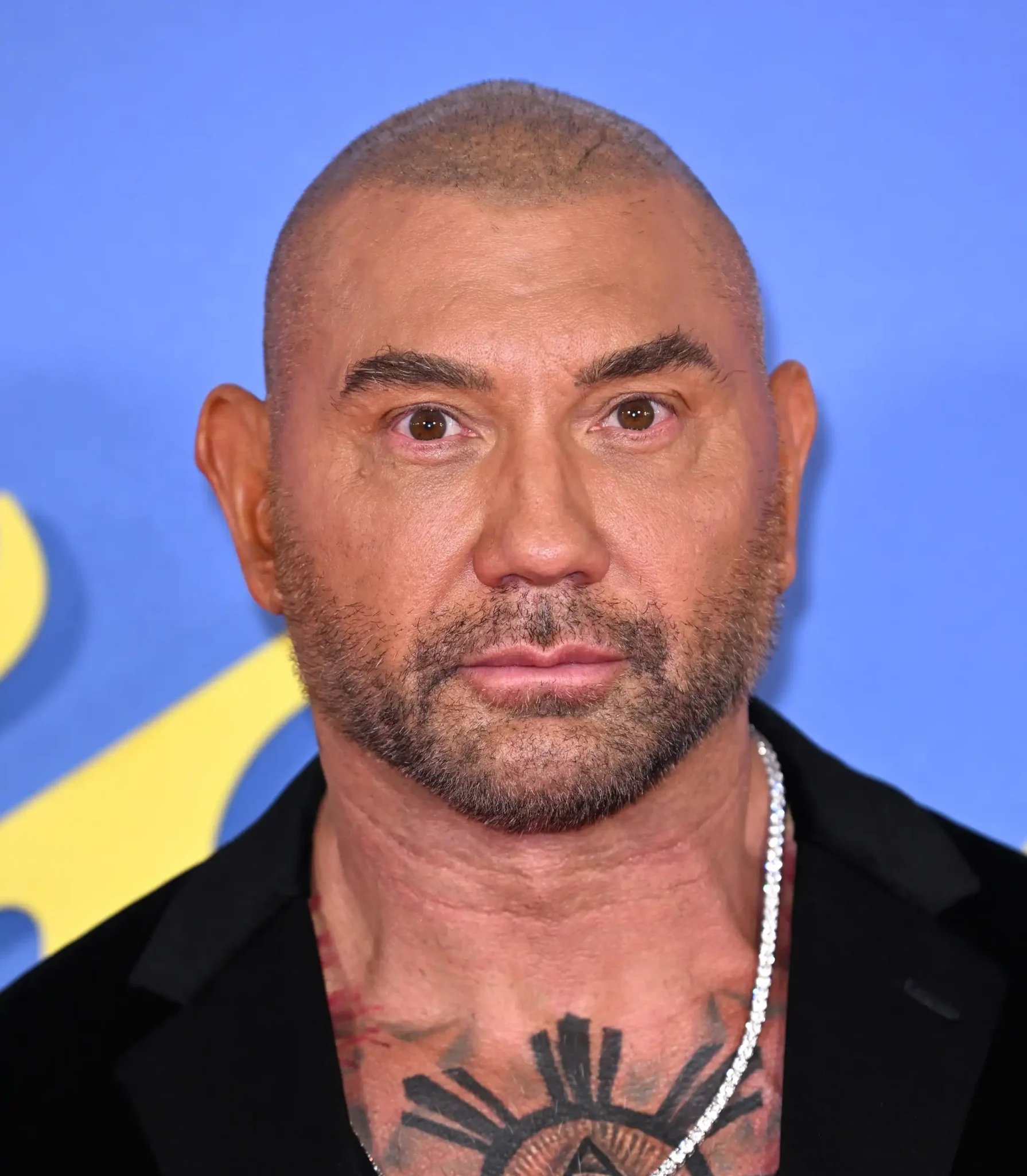 Dave Bautista confirma retomada das filmagens da série God of War para novembro de 2026