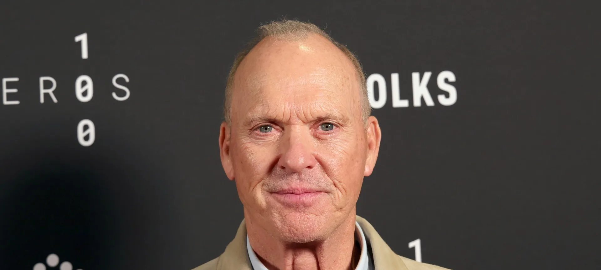 Michael Keaton estreia no faroeste e reencontra Morgan Freeman após quase 40 anos