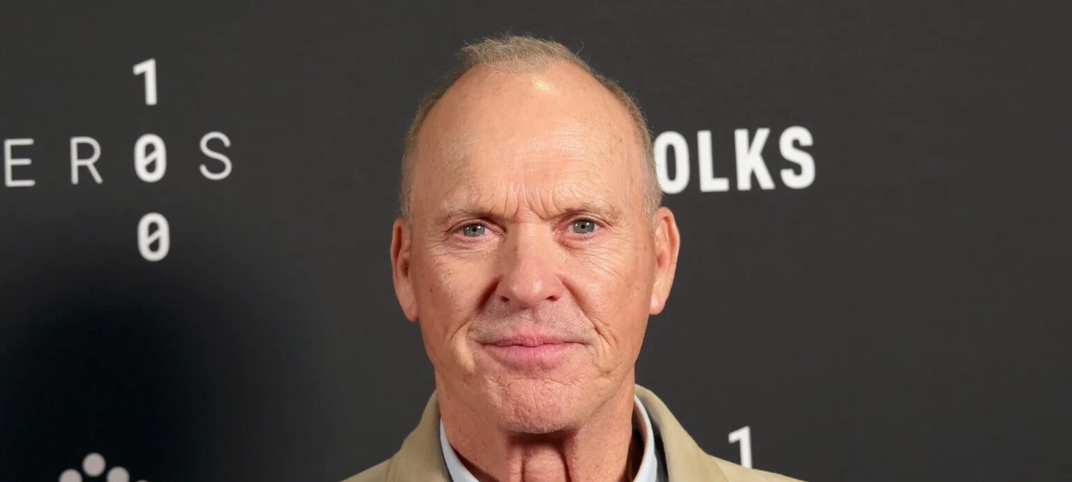 Michael Keaton estreia no faroeste e reencontra Morgan Freeman após quase 40 anos