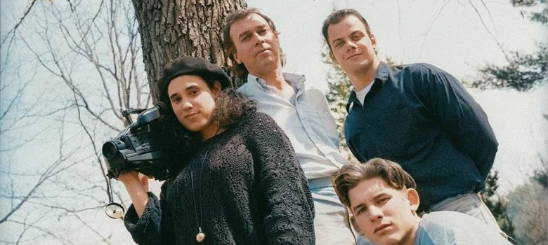 Documentário sobre adolescentes investigando conspiração nos anos 1990 estreia na Netflix
