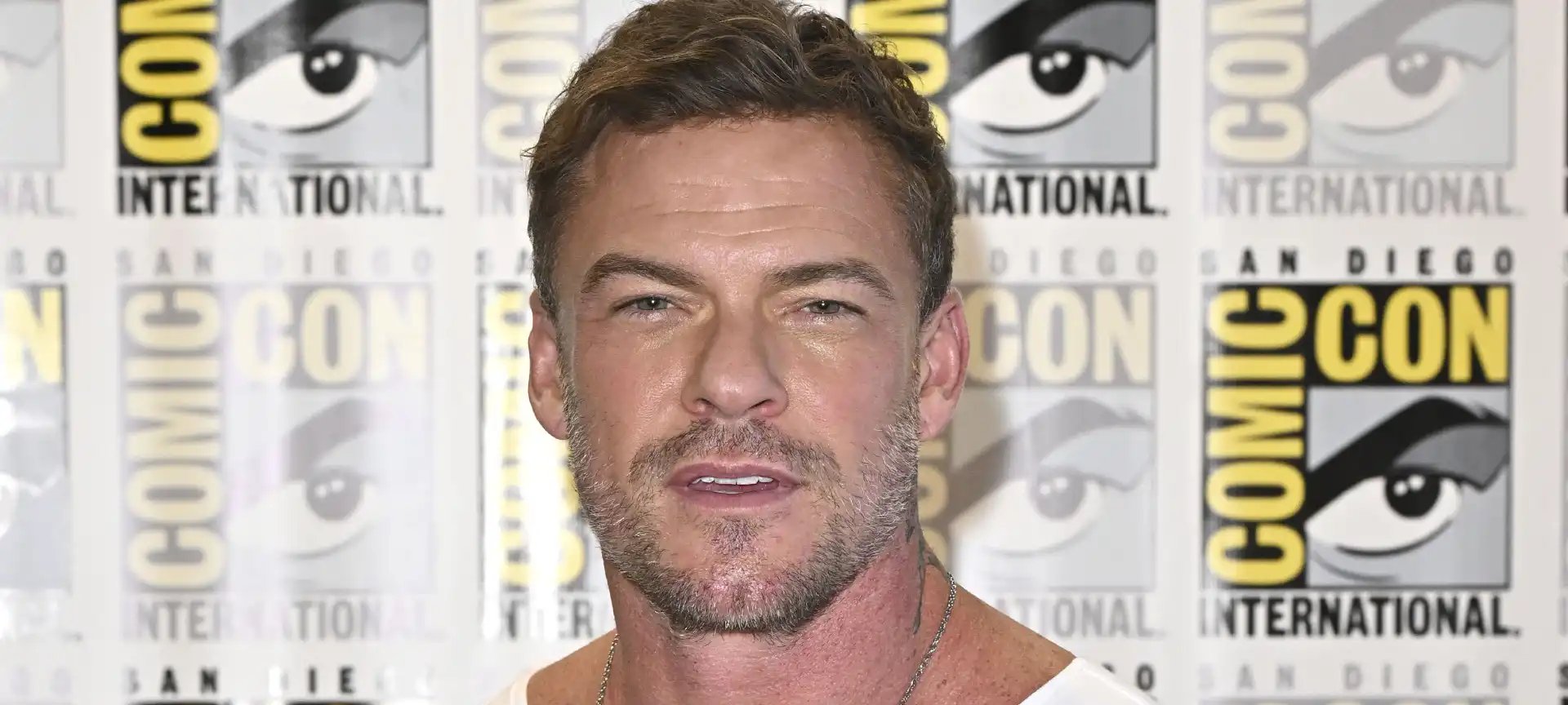 Alan Ritchson estrelará nova adaptação de Nicholas Sparks com diretor definido