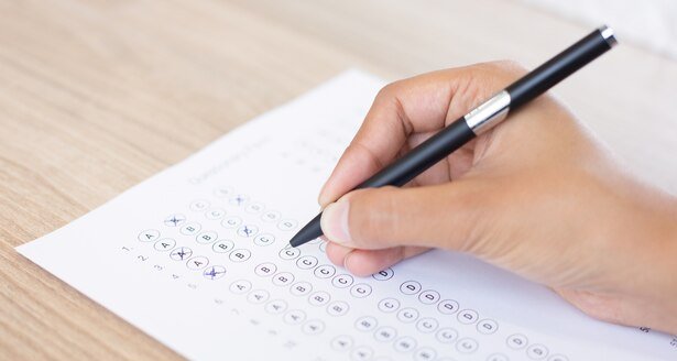 Concurso Seduc CE abre inscrições para 2 mil vagas de professor com salários de R$ 7.181,41