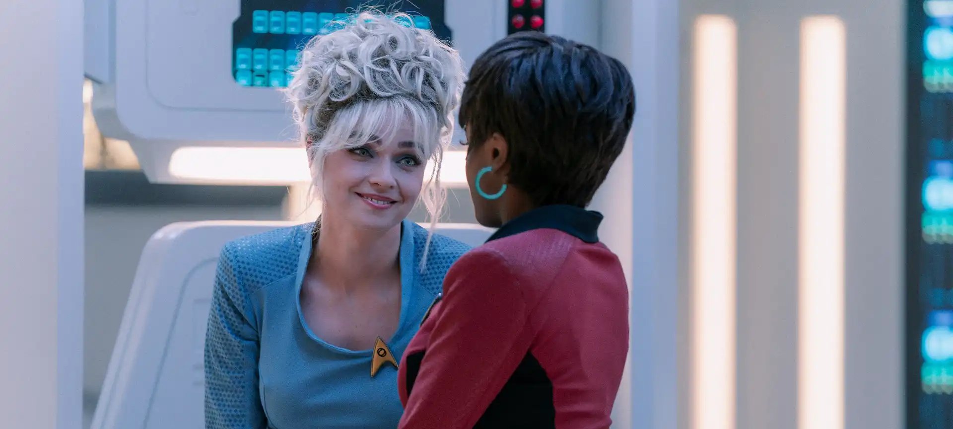 Jess Bush retorna como enfermeira Chapel em Star Trek: Strange New Worlds com uniforme clássico