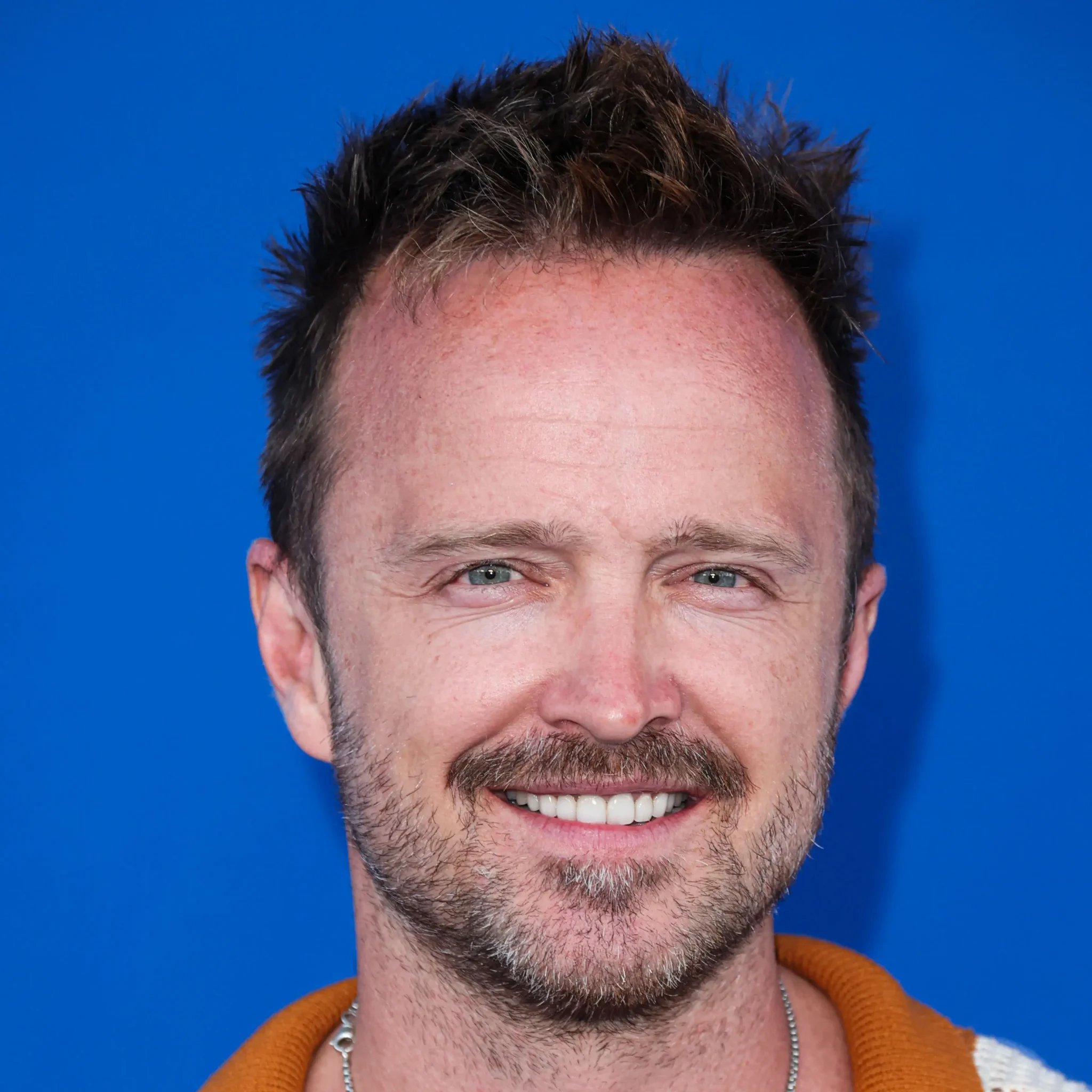 Filme de terror “Anything But Ghosts” com Aaron Paul estreia em maio de 2027