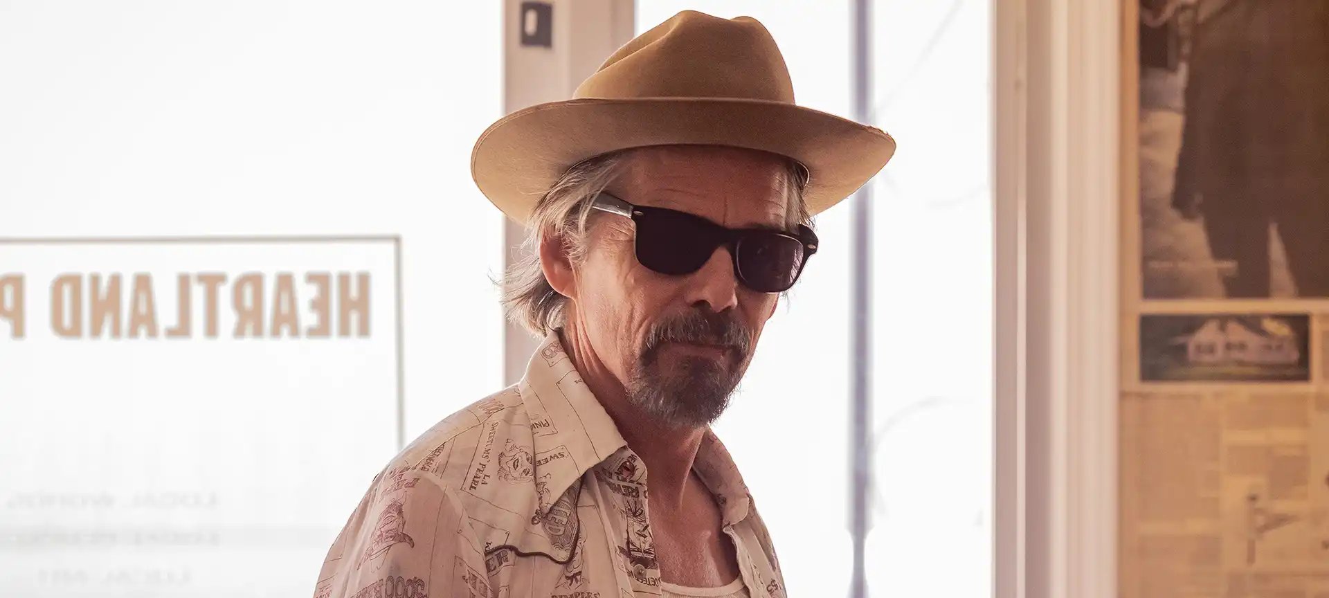 Ethan Hawke retorna a série The Lowdown com temporada inédita e faz história na TV
