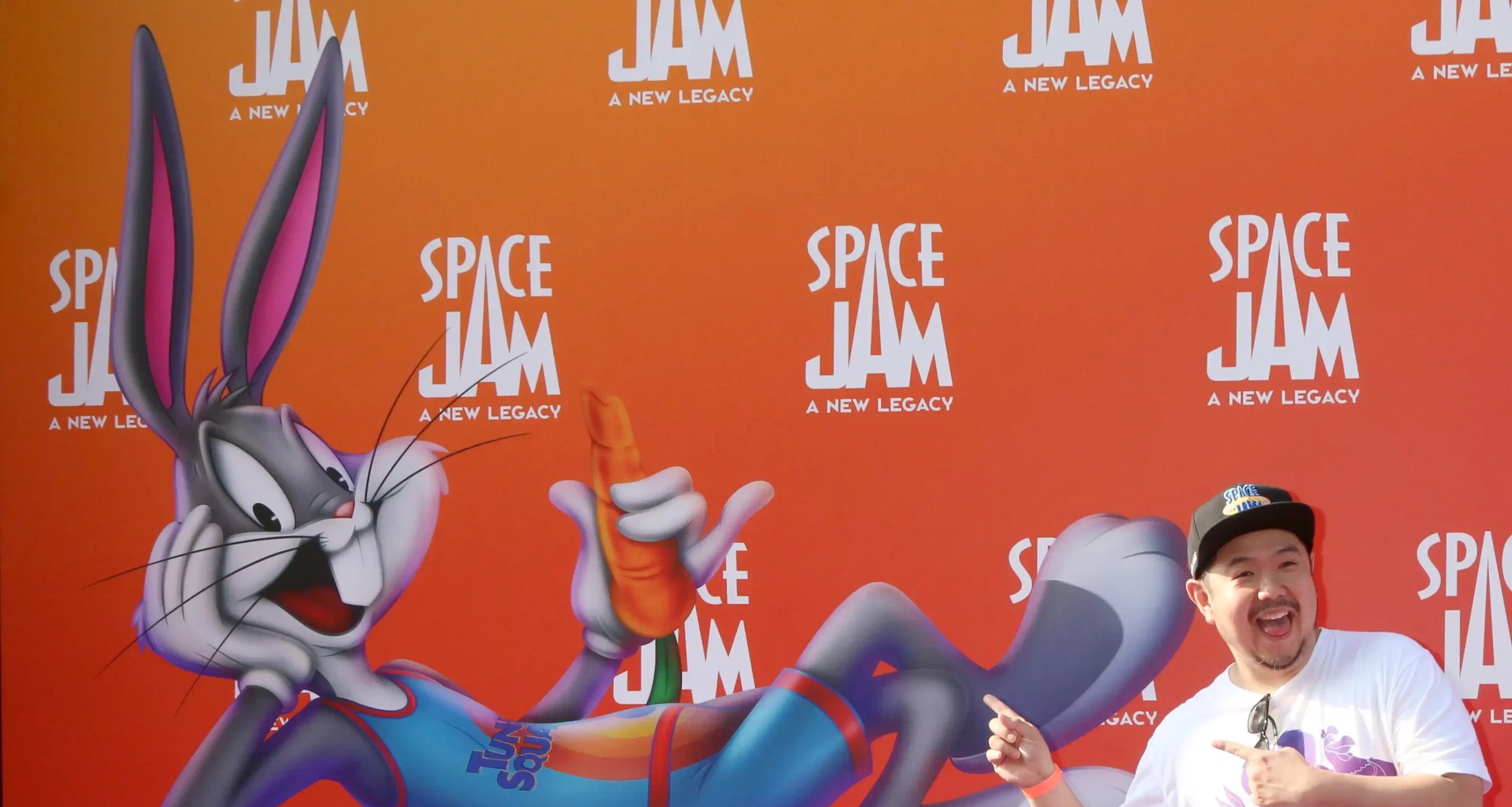 Eric Bauza, voz icônica de Bugs Bunny, morre aos 46 anos
